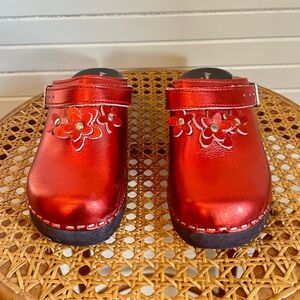 Hanna Andersson Red Metallic Kids Clogs with Floral Design